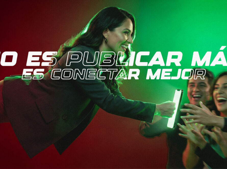 Ilustración conceptual que muestra la diferencia entre el ruido del contenido masivo y una estrategia digital estructurada.