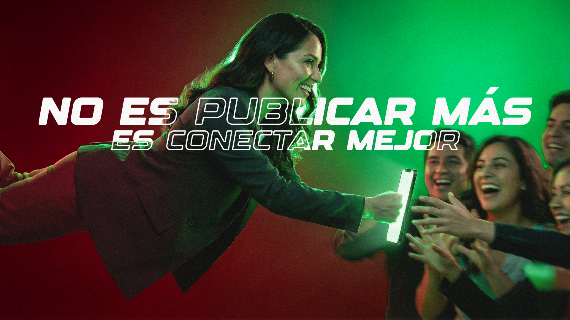 Ilustración conceptual que muestra la diferencia entre el ruido del contenido masivo y una estrategia digital estructurada.