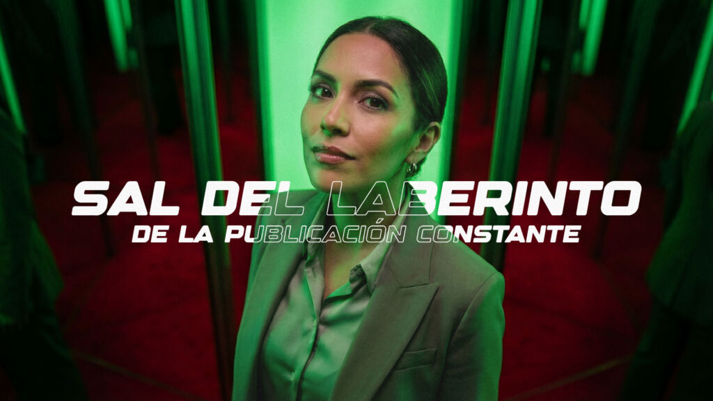 Diagrama comparativo de publicar contenido sin rumbo frente a una estrategia online con objetivos claros.